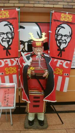 日本KFC爺爺Cosplay無數角色網上爆紅 化身炭治郎原來背後有暖心原因