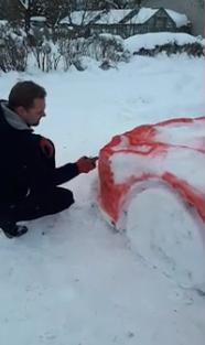 立陶宛夫妻用雪雕出1比1法拉利 神級技巧還原經典紅跑車
