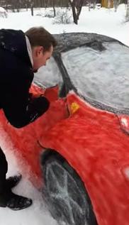 立陶宛夫妻用雪雕出1比1法拉利 神級技巧還原經典紅跑車
