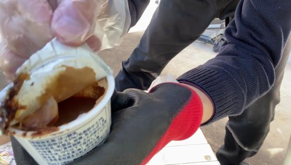 日男開箱過期8年乳酪 畫面氣味超衝擊：似味噌加排泄物