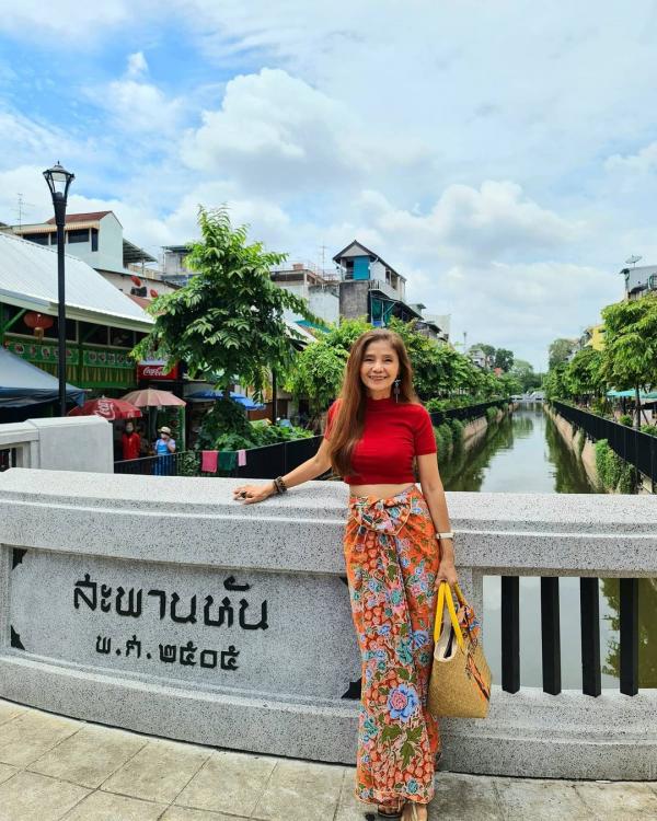 泰國女子大曬纖腰大長腿泳照 真實年齡曝光 網民表示超震驚