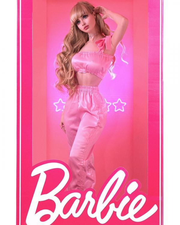 俄羅斯新一代真人Barbie娃娃 父母操控人生 31歲從未拍拖