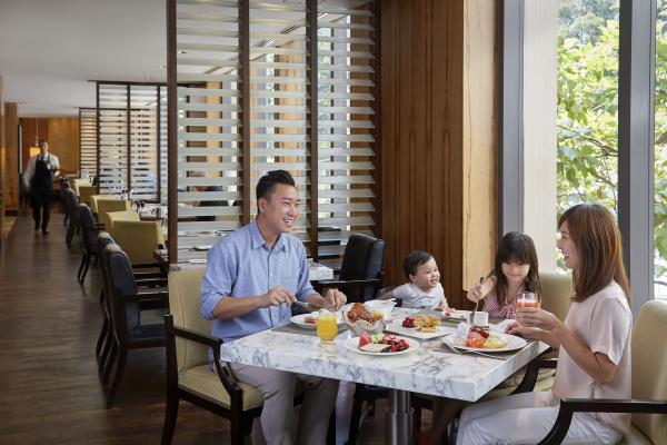 文華東方酒店 (Mandarin Oriental Hong Kong) 於快船廊 或 Cafe Causette 享用每日早餐 (最多2名成人及1名12歲以下兒童享用)
