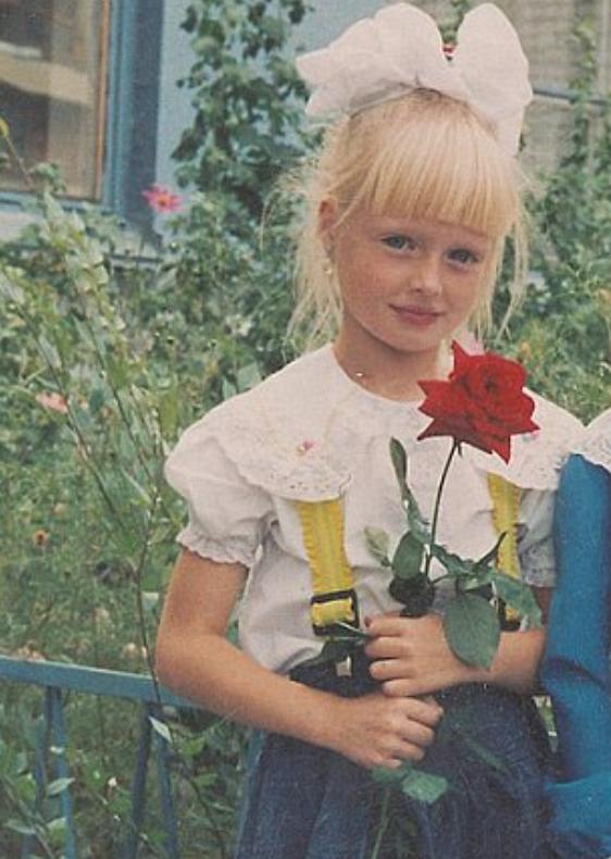 俄羅斯新一代真人Barbie娃娃 父母操控人生 31歲從未拍拖