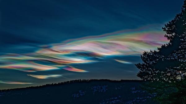 瑞典攝影師拍下「白天極光」 夢幻色彩雲層 但會引致臭氧層破洞