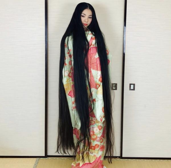 日本真人版長髮公主一原因15年沒剪髮 頭髮長約190cm比身高長！
