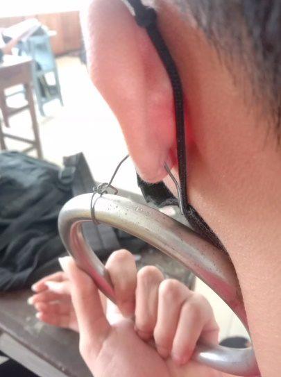泰國學生穿耳洞違反校規 遭老師變態體罰 耳洞吊大金屬圈