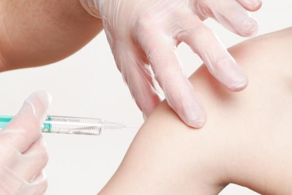 日本政府或推「疫苗假」 鼓勵民眾安心接種 
