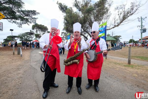 活力十足的 Treble Chefs，穿着廚師服、帶着樂器走勻全場。