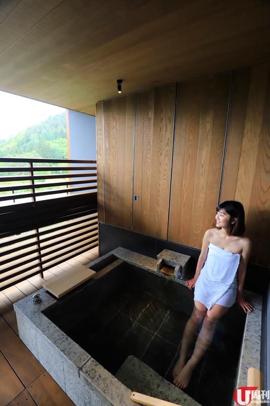 為保私隱，露天溫泉設有適當的欄柵，一般成人都可以邊泡邊看富士山。