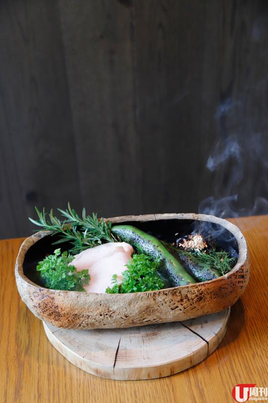 連陶具都做成原始味，香燻過的富士櫻豚，柔軟具煙香，配甘筍醬吃，增加甜美。