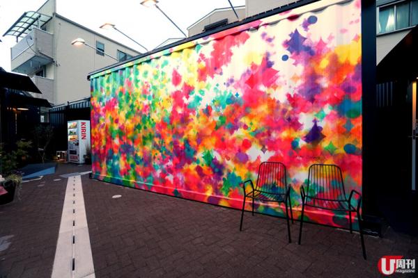 主題牆是《play colors》，美化中庭，打卡重點。