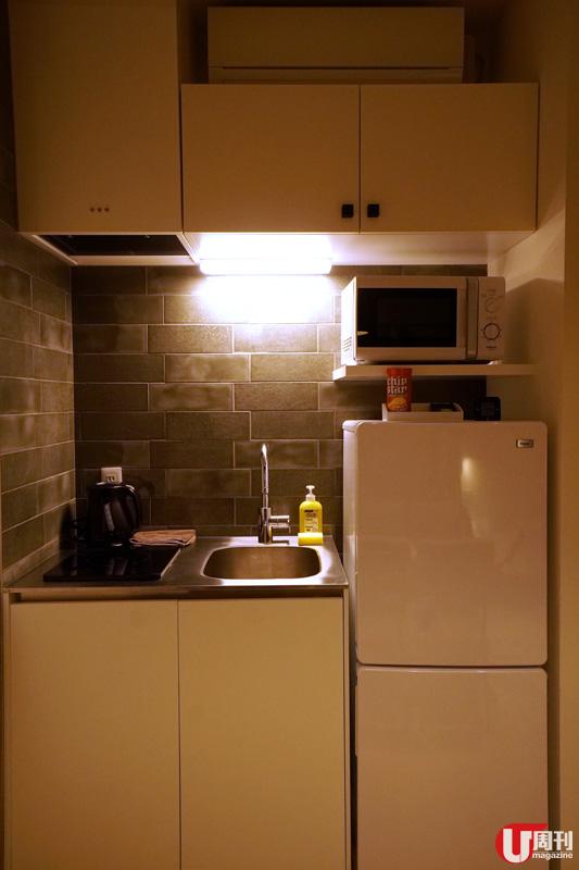 每間房的小型廚房，都有電爐、微波爐、雪櫃。
