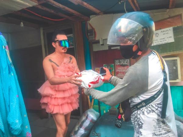 菲律賓掀起「收貨證明」擺甫士挑戰 網民濃妝禮服迎接送貨員！
