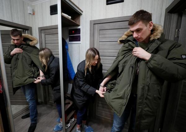 烏克蘭情侶用鐵鏈綁著維繫感情 做連體嬰3個月網民問：點去廁所?