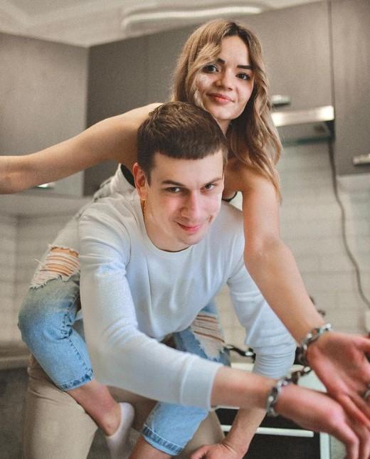 烏克蘭情侶用鐵鏈綁著維繫感情 做連體嬰3個月網民問：點去廁所?