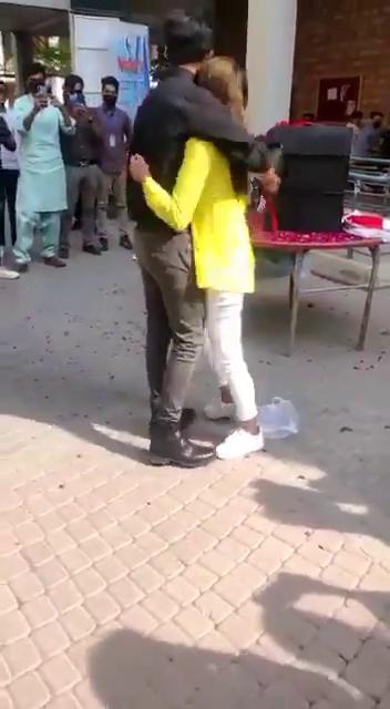 巴基斯坦女大學生校園求婚 竟遭校方以「行為不檢」開除學籍！