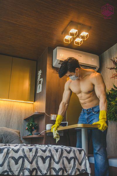 新加坡推「肌肉男家居清潔服務」 千起請半裸型男上門服務！  (Hunky Man Cleaning Service)