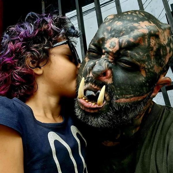 巴西男夢想做《魔戒》半獸人 瘋狂整容切舌比怪獸更恐怖！