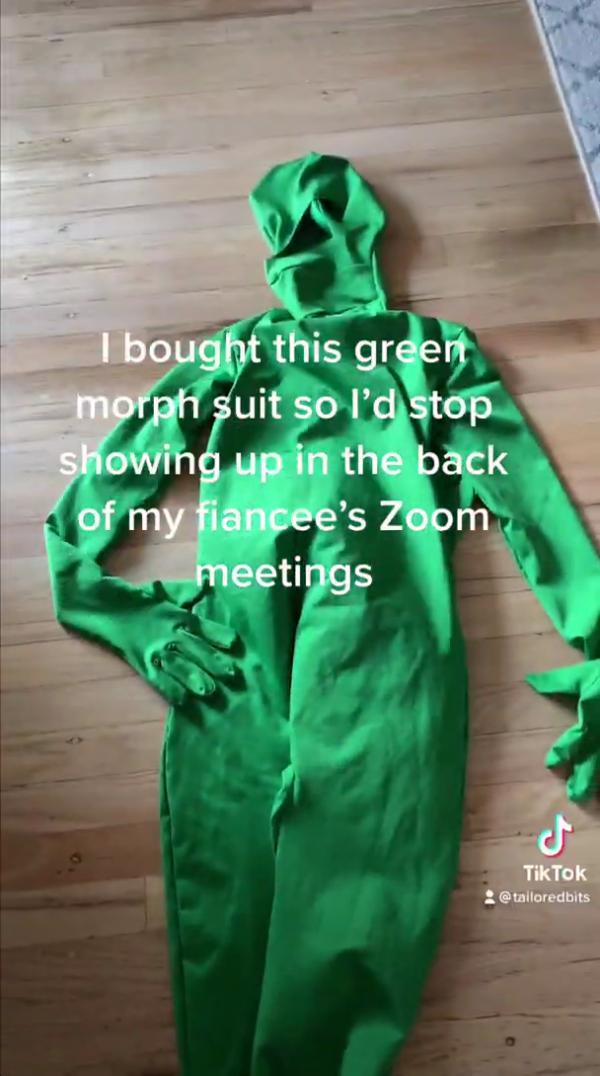 怕打擾未婚妻視像會議 男友穿綠幕衣扮隱形人效果爆笑