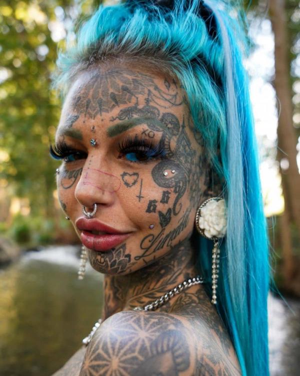澳洲女愛上遊戲王卡片「藍眼白龍」 花93萬改造 紋身、注射眼球墨水