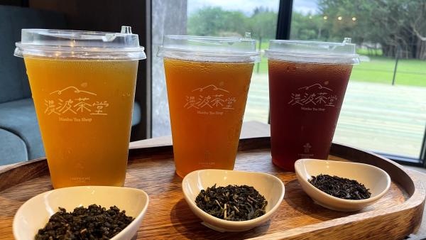 「漫波茶堂」則主打創造「簡單、純淨、自然」飲茶體驗，標榜使用100%天然健康原料，配以花蓮吉蒸牧場鮮奶，在酒店也可品嚐到手搖茶飲。
