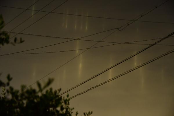 來源:Twitter@Yoshi_1966_K 日本福井縣罕現「漁火光柱」 網民驚嘆:以為UFO要襲擊地球