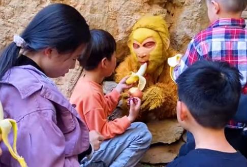 中國景點安排員工扮孫悟空壓五指山下 遊客上前狂餵食香蕉