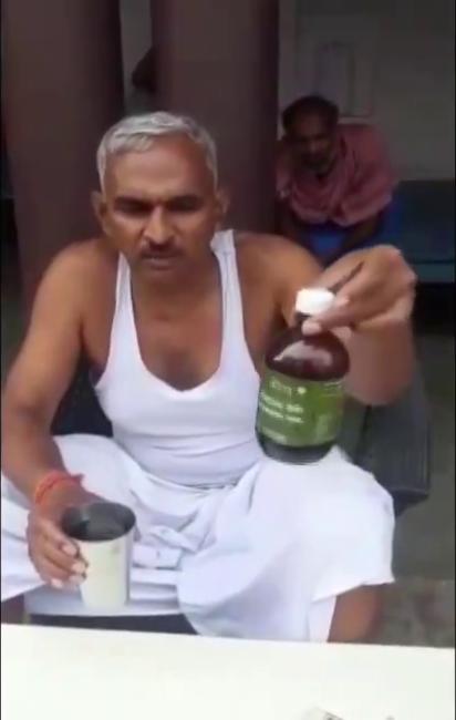 印度議員公開示範飲牛尿抗疫 「每日空肚飲3杯牛尿有效預防新冠肺炎」