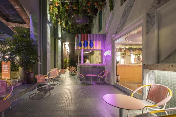 Momo's 由總部位於悉尼的室內設計和建築工作室 Akin Atelier 負責設計，左鄰右里般的外觀、開放式的餐飲空間，都予人親和的感覺。