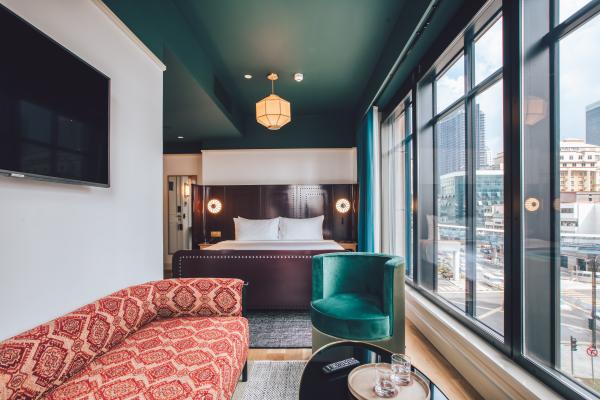 約 240 平方呎的 The Towkay Suite（福建話「老闆套房」），小客廳備有大沙發和絨面椅子，睡在舒適大床上，可會發個老闆夢？！