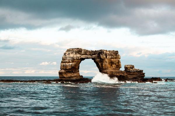 進化島「達爾文拱門」不敵侵蝕崩塌 世界自然遺產從此消失！