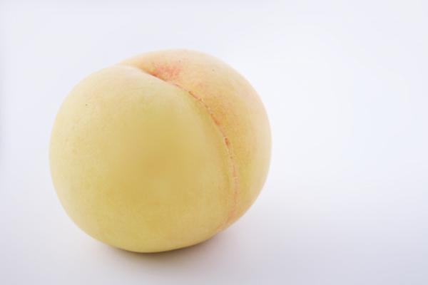 清水白桃最大特色是外觀和果肉呈白色