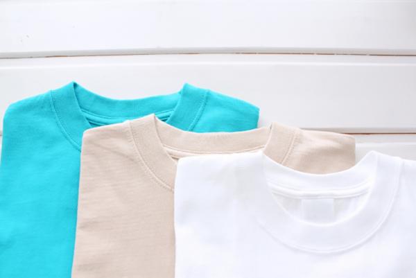 穿着淺色和通爽的衣物，以減少身體吸熱，並方便排汗及散熱