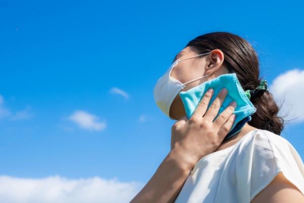 夏天戴口罩增中暑風險！日本厚勞省教簡單2招檢查中暑症狀 