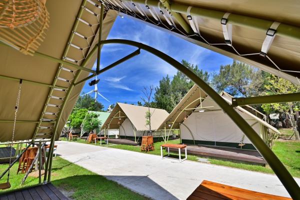 露營區內的帳篷均採用防火質料，亦有抗紫外綫功效。
