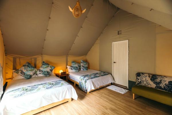 禾風豪華露營帳蓬非常寬敞，可放兩張雙人床或 4 張單人床，數目亦已此帳篷型最多，共 15 個。