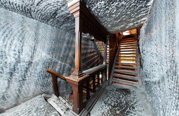  牆上保留的鹽結晶，可以感受自 17 世紀以來開採鹽礦的痕跡。