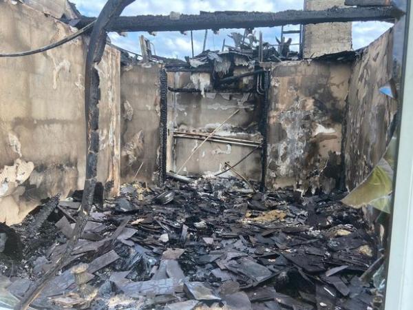 風筒未冷卻放儲物櫃釀嚴重火災 英國平房4小時燒成廢墟