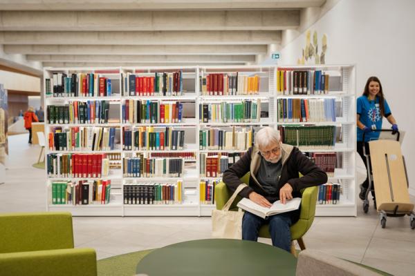 館內藏書約 40 多萬，是北美最大的圖書館系統之一。