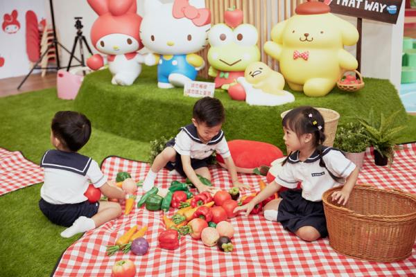 在 Hello Kitty 蘋果村親子餐廳內，每天都可成為野餐日。