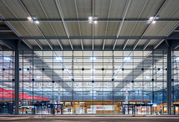 用了 14 年興建，柏林勃蘭登堡機場終於在一片擾攘聲中落成啟用。