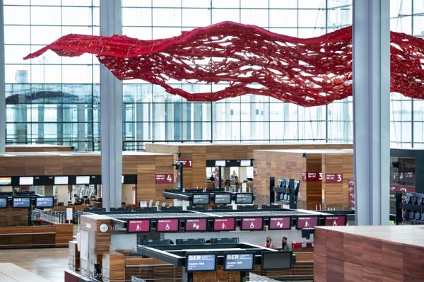 1 號航站樓 check-in 大堂的天花有名為《Magic Carpet》的大型藝術裝置。