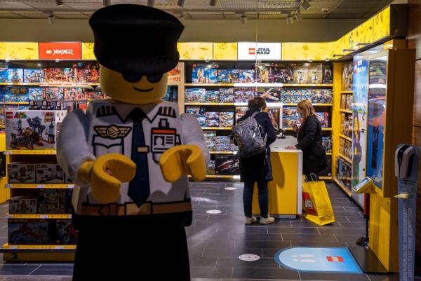LEGO Store 位於 E1 樓層 Market Place 內。