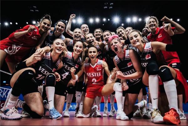 土耳其女子排球隊美女如雲 18號副攻﹑7號主攻擁逆天顏值！ 99號攔網手Ebrar Karakurt 而18號Zehra Güneş