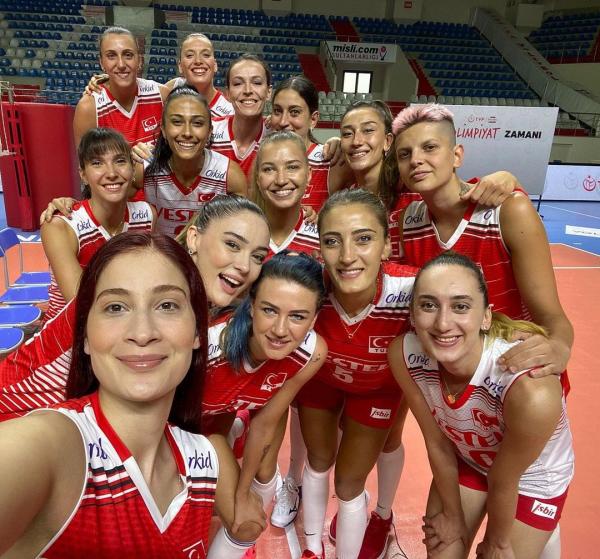 土耳其女子排球隊美女如雲 18號副攻﹑7號主攻擁逆天顏值！ 99號攔網手Ebrar Karakurt 而18號Zehra Güneş