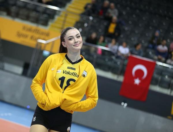 土耳其女子排球隊美女如雲 18號副攻﹑7號主攻擁逆天顏值！ 18號Zehra Güneş