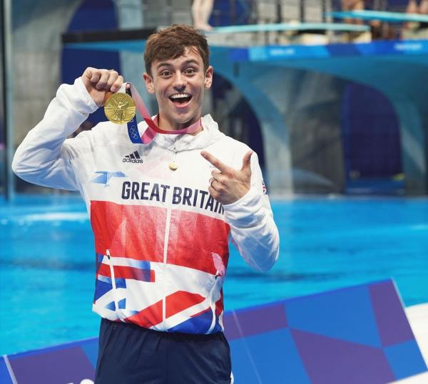 英國跳水王子Tom Daley為金牌親手織袋子 冷衫、公仔、梳化墊都織到！IG曬40多巧手作品