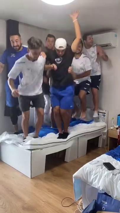 選手村紙板床有幾堅固？ 以色列選手實測9人齊跳終整爛床架