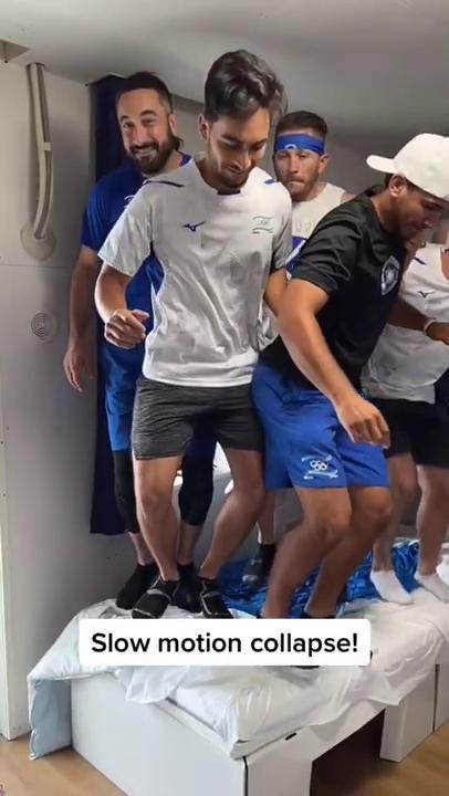 選手村紙板床有幾堅固？ 以色列選手實測9人齊跳終整爛床架
